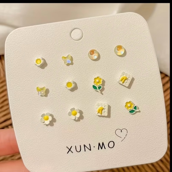 Jewelry - Yellow and White Flower Stud Earring Set